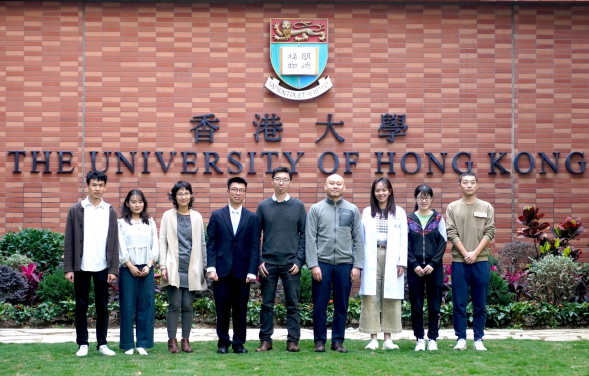 Professor Alan Wong Siu-lun (centre), from the School of Biomedical Sciences at HKUMed, leads a dynamic multidisciplinary research team comprising experts in medicine and engineering. Together, they pioneer groundbreaking method for the swift identification of SARS-CoV-2 mutations.
 